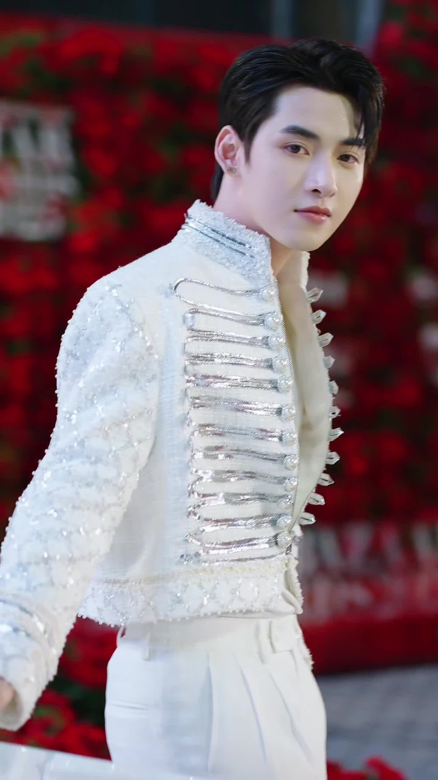 Hùng Huỳnh tạo dáng trên thảm đỏ