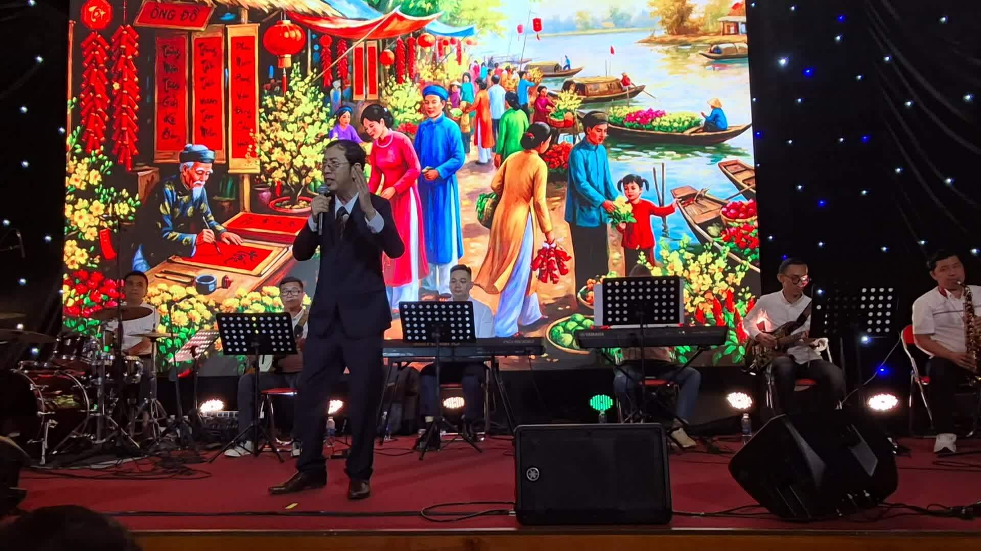 Bác sĩ TP HCM hát quyên gần 700 triệu đồng cho bệnh nhân dịp Tết