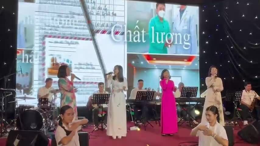 Bác sĩ TP HCM hát quyên gần 700 triệu đồng cho bệnh nhân dịp Tết