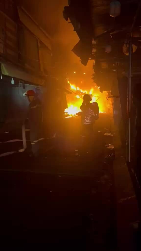 Cháy 4 căn nhà trong chợ ở TP HCM