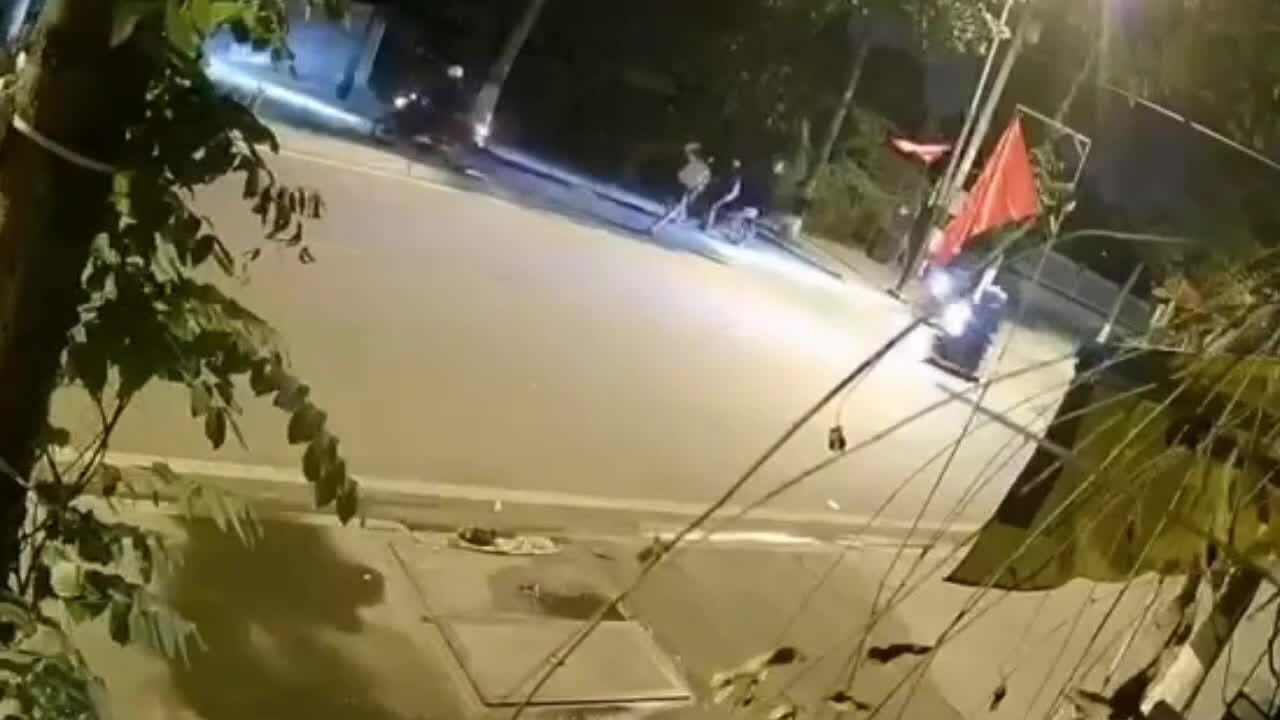 Nam thanh niên bị chém gục trên đường