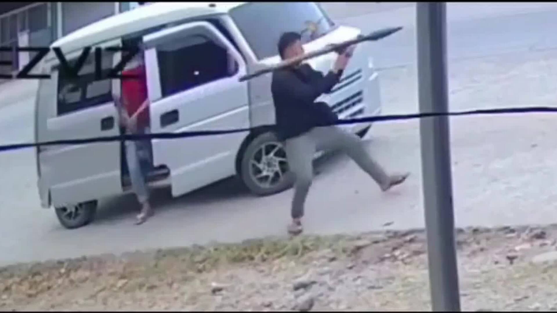 Khoảnh khắc thị trưởng Philippines thoát đòn phục kích bằng súng chống tăng