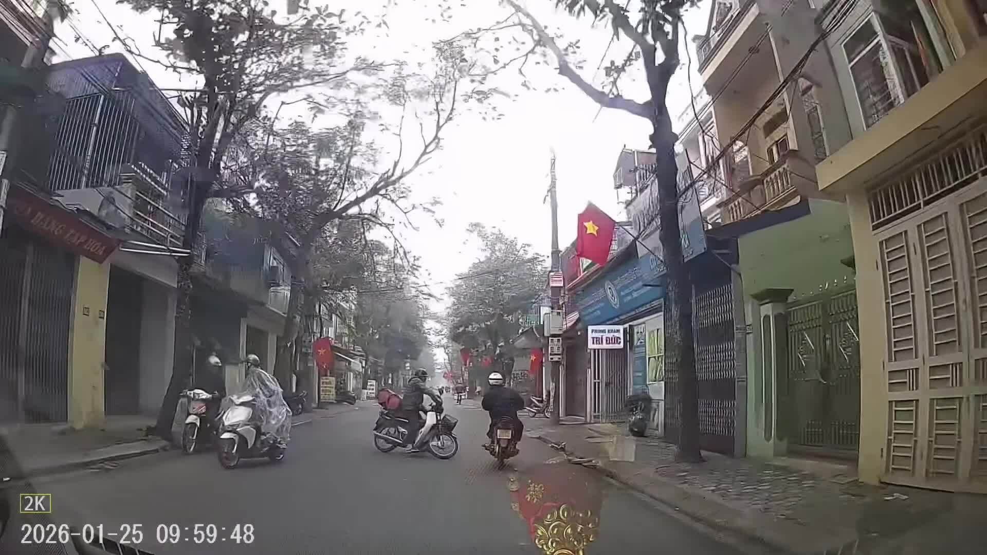 Xe máy chở bình ga đổ ngang trước đầu ôtô