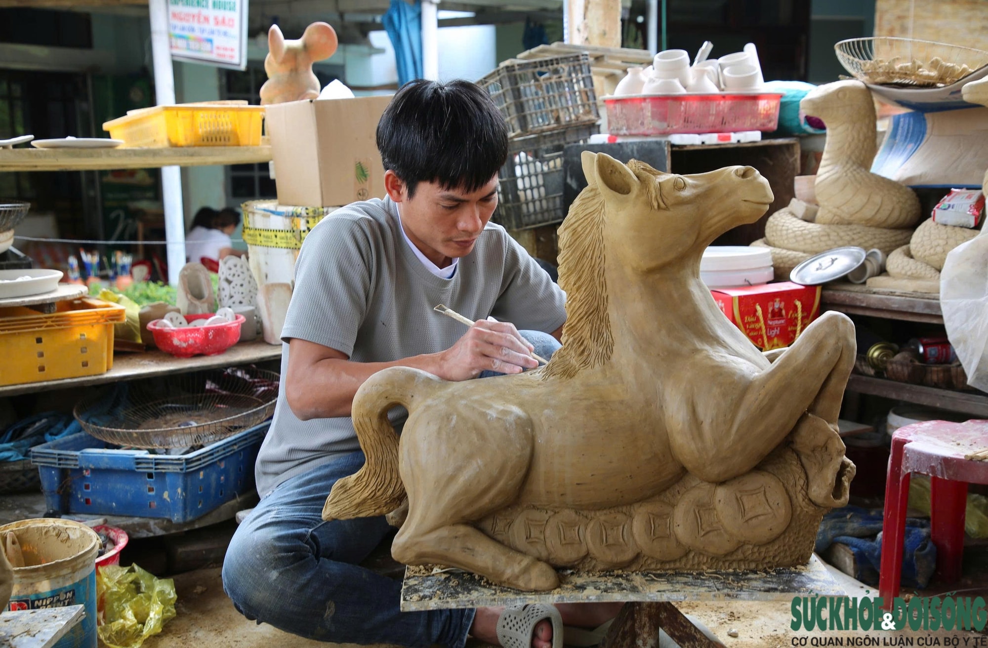 Làng gốm 500 năm tuổi tất bật vào mùa làm linh vật ngựa- Ảnh 4. Làng gốm 500 năm tuổi tất bật vào mùa làm linh vật ngựa- Ảnh 4.