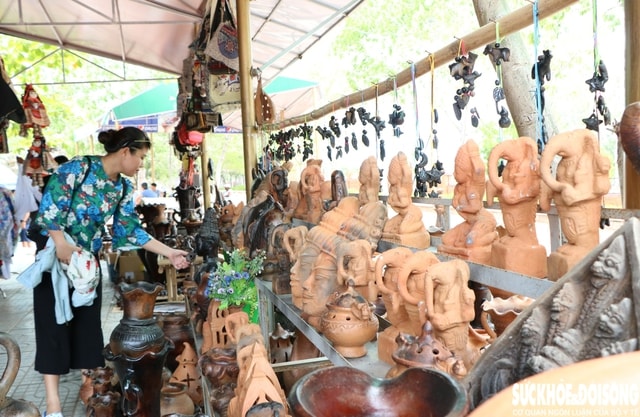 Độc đáo nghề 'làm bằng tay, xoay bằng mông' của người Chăm ở Khánh Hòa- Ảnh 3.