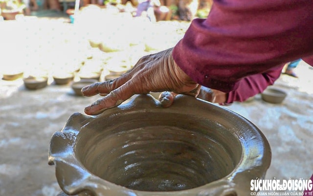 Độc đáo nghề 'làm bằng tay, xoay bằng mông' của người Chăm ở Khánh Hòa- Ảnh 2.