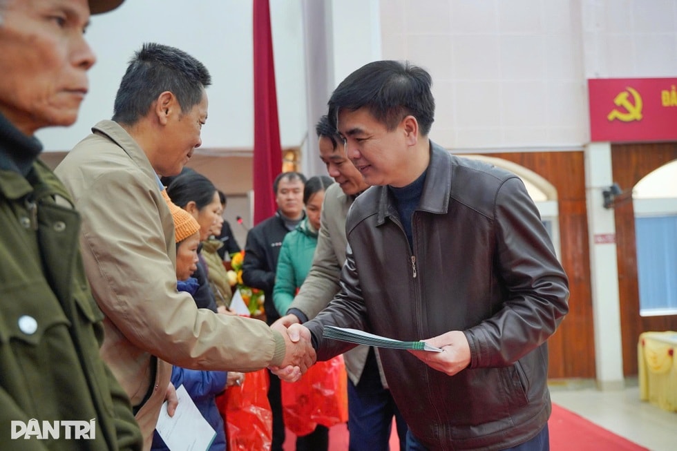 Báo Dân trí trao hơi ấm Tết Nhân ái tới 100 hộ dân vùng bão lũ Cao Bằng - 2