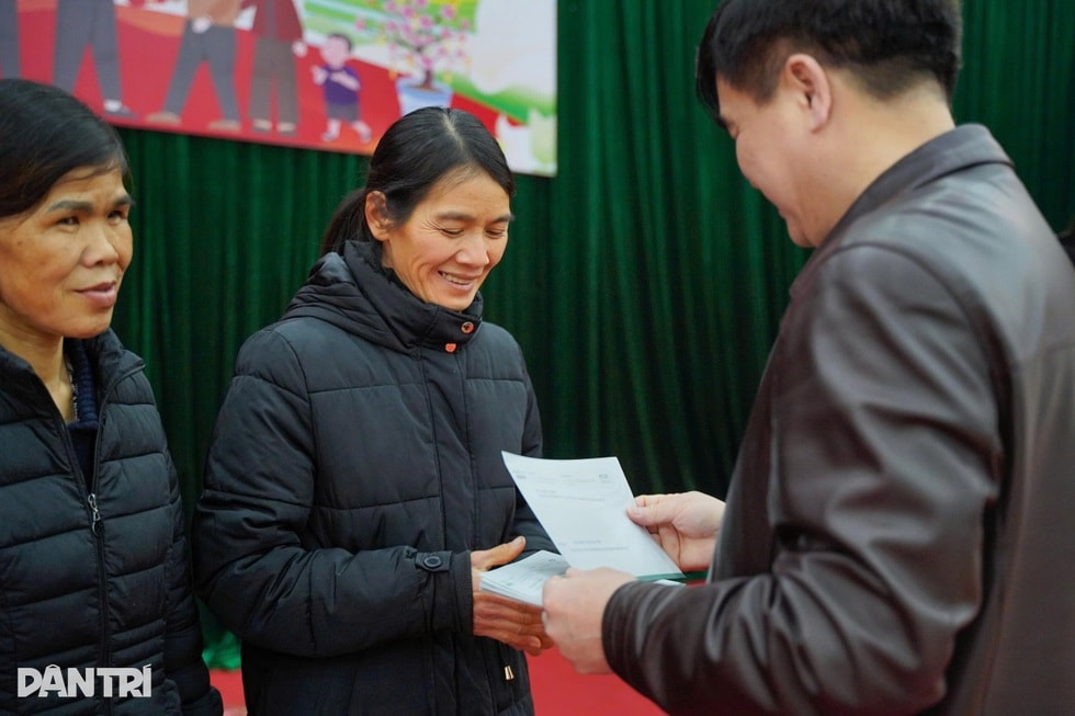 Báo Dân trí trao hơi ấm Tết Nhân ái tới 100 hộ dân vùng bão lũ Cao Bằng - 7