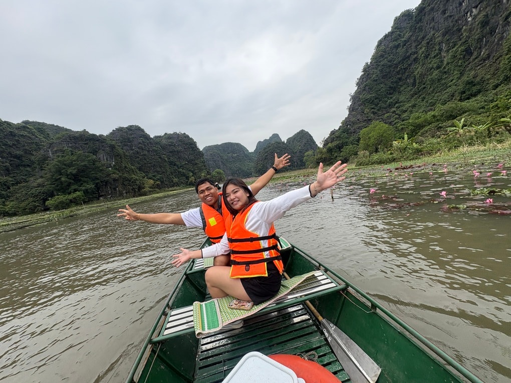 Chàng trai quỳ gối cầu hôn trên cầu treo xuyên mây ở Việt Nam gây sốt - 5