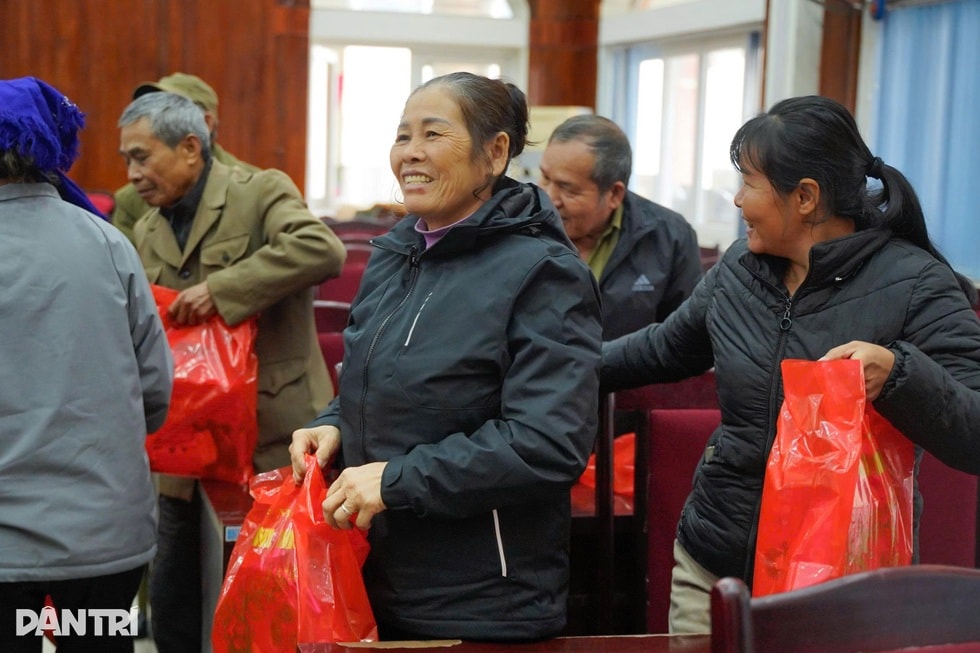 Báo Dân trí trao hơi ấm Tết Nhân ái tới 100 hộ dân vùng bão lũ Cao Bằng - 14