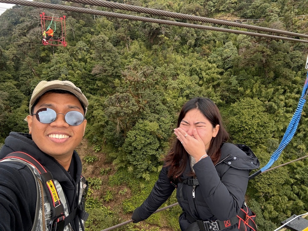 Chàng trai quỳ gối cầu hôn trên cầu treo xuyên mây ở Việt Nam gây sốt - 3