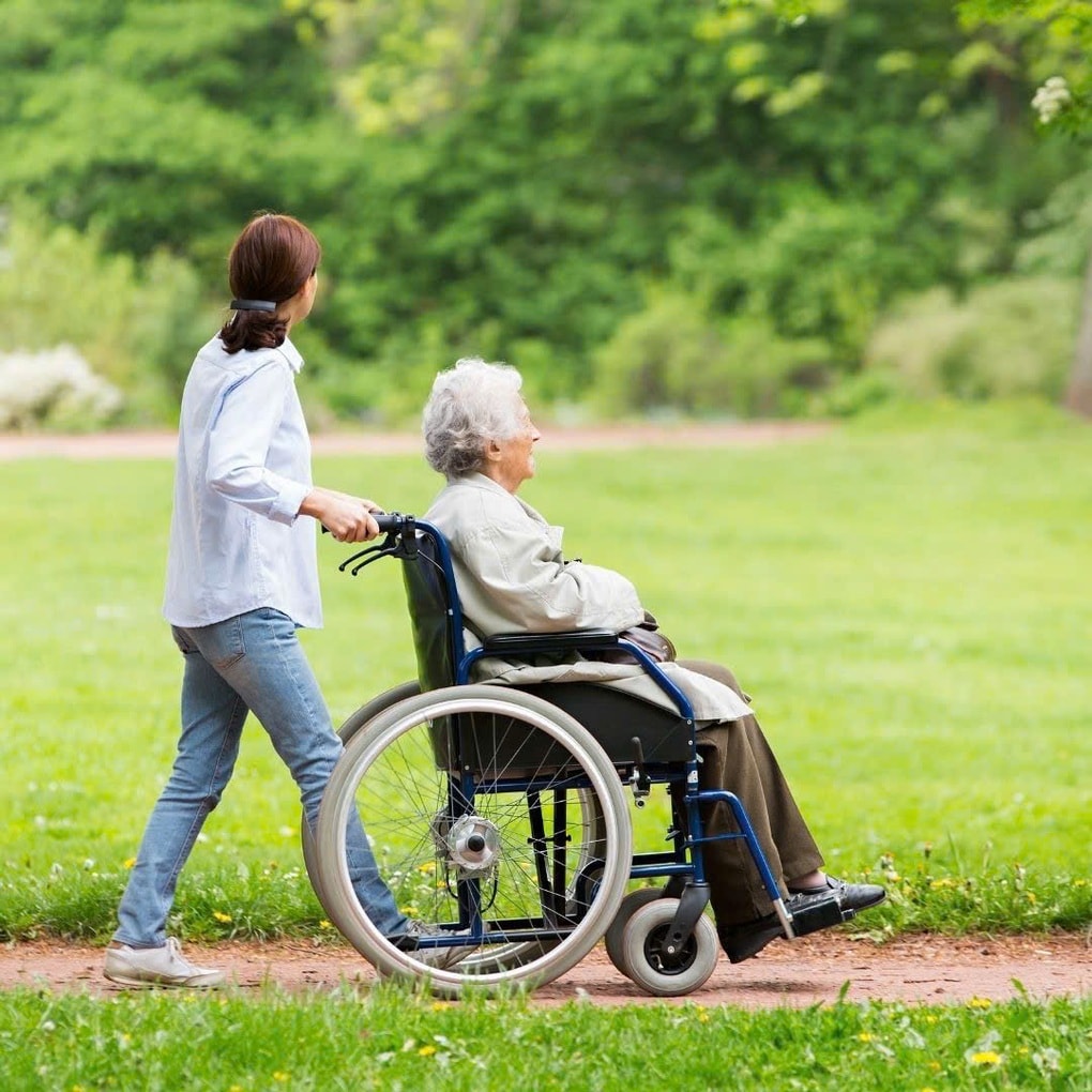 Vừa yên ổn ở viện dưỡng lão, con gái vào thăm nói một câu khiến tôi mất ngủ - 1