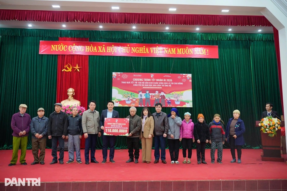 Báo Dân trí trao hơi ấm Tết Nhân ái tới 100 hộ dân vùng bão lũ Cao Bằng - 1