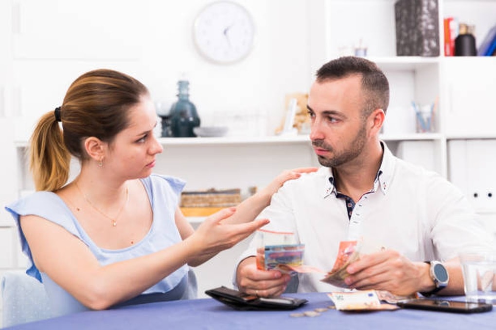 Nghe bạn được chồng giàu “thưởng tiền”, vợ về đòi tôi trả lương tháng 13 - 1