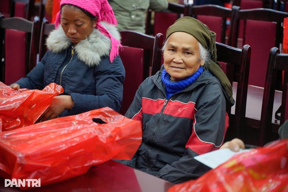 Báo Dân trí trao hơi ấm Tết Nhân ái tới 100 hộ dân vùng bão lũ Cao Bằng - 13
