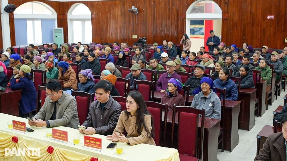 Báo Dân trí trao hơi ấm Tết Nhân ái tới 100 hộ dân vùng bão lũ Cao Bằng - 17