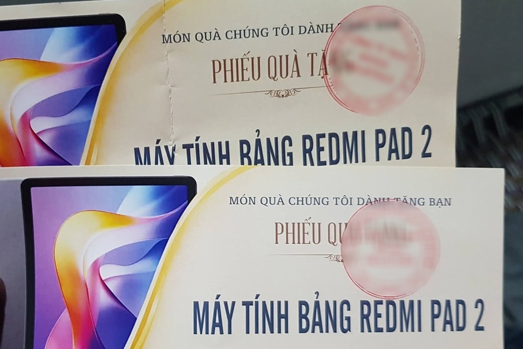Công nhân khoe hơn 5.000 máy tính bảng được phát như quà Tết - 1 Công nhân khoe hơn 5.000 máy tính bảng được phát như quà Tết - 1