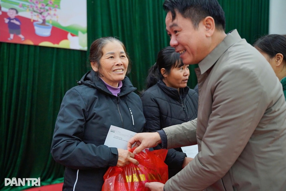 Báo Dân trí trao hơi ấm Tết Nhân ái tới 100 hộ dân vùng bão lũ Cao Bằng - 6