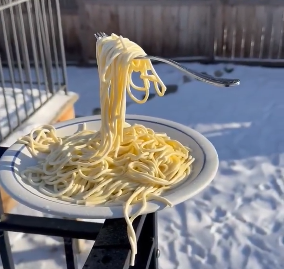 Chiếc nĩa lơ lửng khi trời lạnh -29 độ C hút 10 triệu người xem - 1