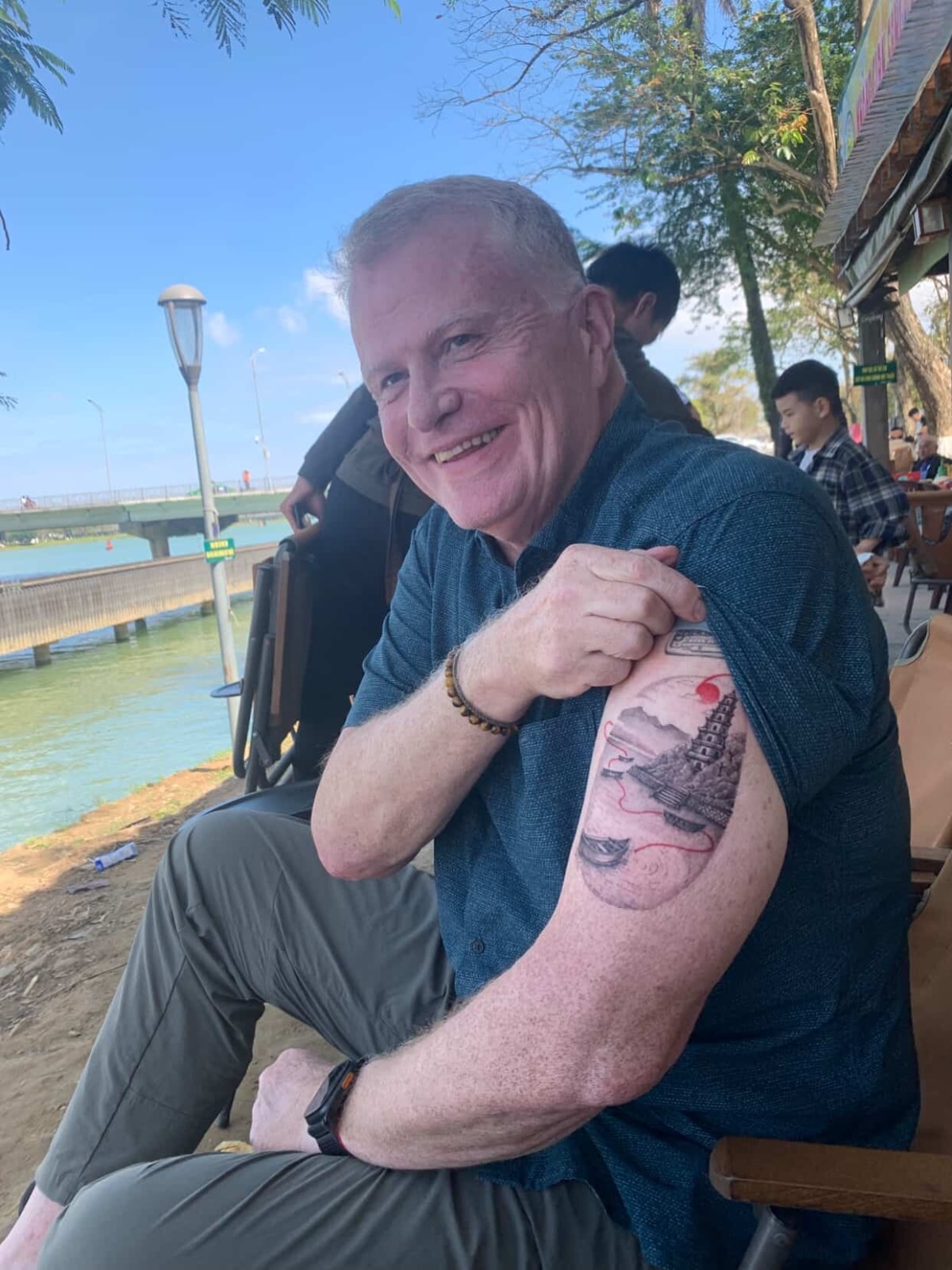 Bruce khoe hình xăm chùa Thiên Mụ, sông Hương. Ảnh: Sm_catina