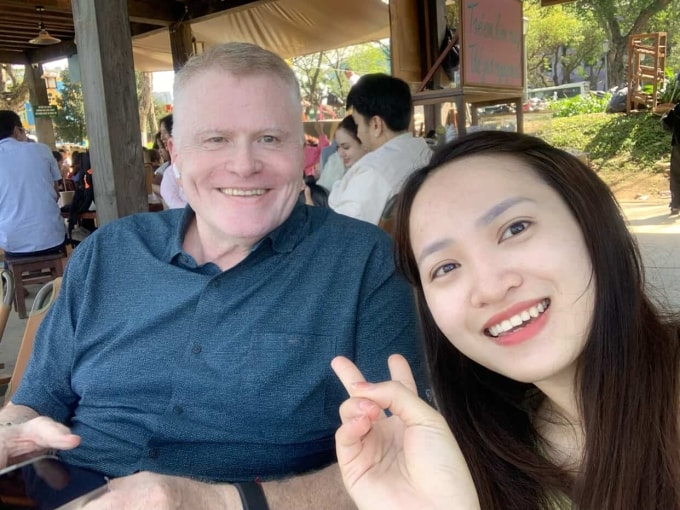 Bruce chụp ảnh với Huyền khi tình cờ gặp tại quán cà phê. Ảnh: NVCC