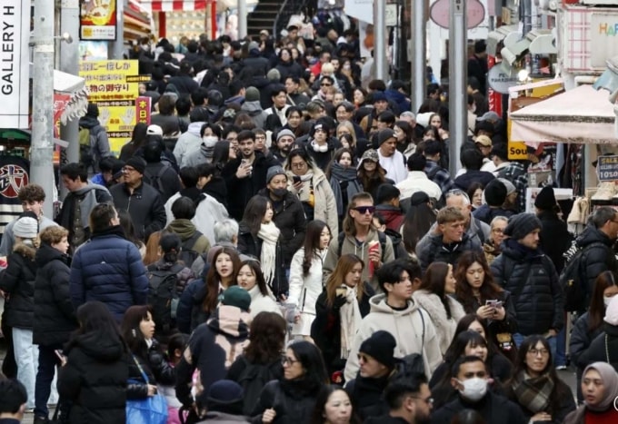 Du khách và người dân chen kín lối đi trên phố Takeshita, Tokyo, Nhật Bản. Ảnh: AFP