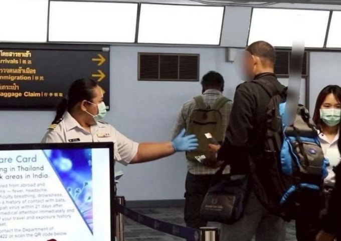 Khách đến từ bang Tây Bengal, Ấn Độ được kiểm tra y tế kỹ hơn khi nhập cảnh Thái Lan. Ảnh: Thai Goverment