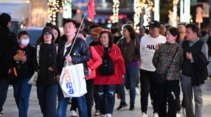 Khách Trung Quốc đi bộ trên phố tại quận Ginza, Tokyo, Nhật Bản hồi tháng 11/2025. Ánh: AFP