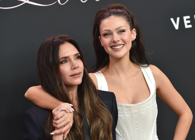 Victoria Beckham và Nicola Peltz. Ảnh: AFP