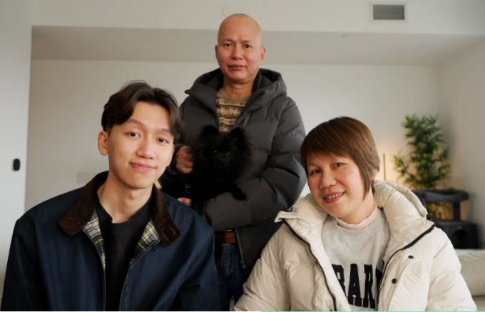 Tuan Le cùng bố mẹ ở Canada. Ảnh: CNBC