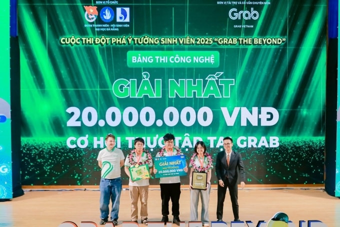 Đội Kinesis nhận phần thưởng cho giải Quán quân bảng thi Công nghệ. Ảnh: Grab