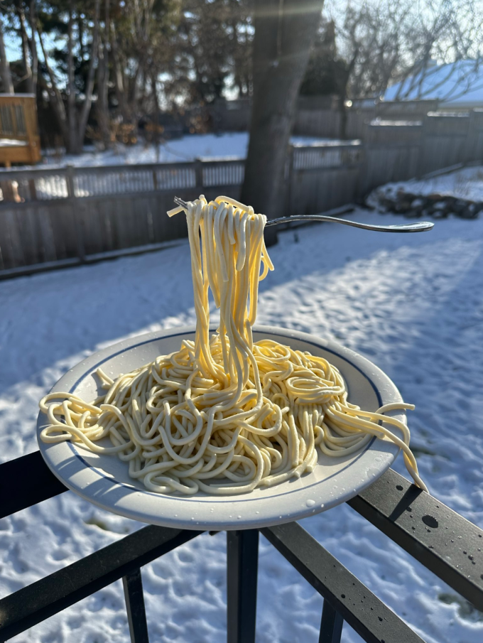 Đĩa mỳ Ý lơ lửng giữa không trung tại thành phố Minneapolis, bang Minnesota, hôm 24/1. Ảnh: Jennifer McDermed