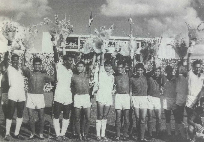 Cầu thủ hai đội trước trận đấu. Ảnh: Sách Bóng đá Việt Nam (1896-2025): Ký ức và khát vọng