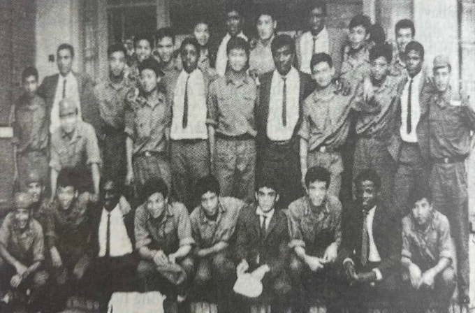 Các cầu thủ Thể Công đón đội tuyển quốc gia Cuba tại sân bay Gia Lâm. Ảnh: Sách Bóng đá Việt Nam (1896-2025): Ký ức và khát vọng