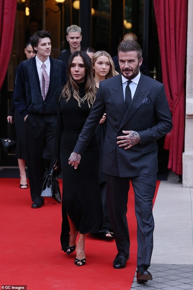 Gia đình Beckham diện phong cách sang trọng với sắc đen. Ảnh: GC Images
