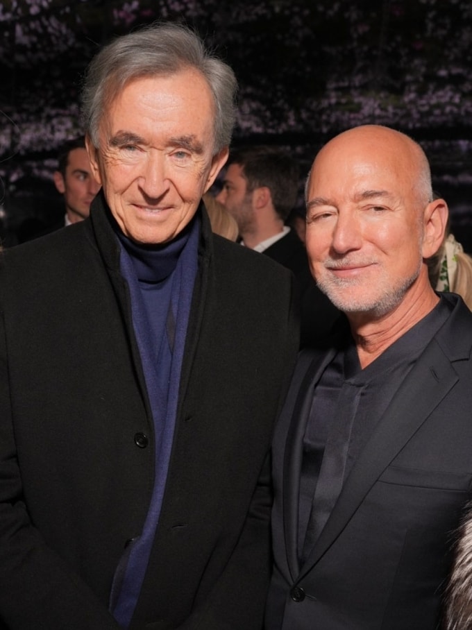 Hai tỷ phú Jeff Bezos và Bernard Arnault - Chủ tịch đế chế LVMH. Ảnh: WWD