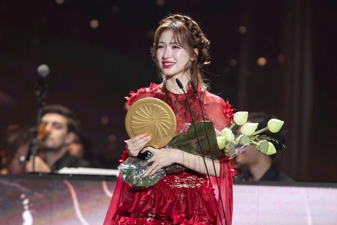 Hòa Minzy trên sân khấu nhận giải. Ảnh: ban tổ chức cung cấp