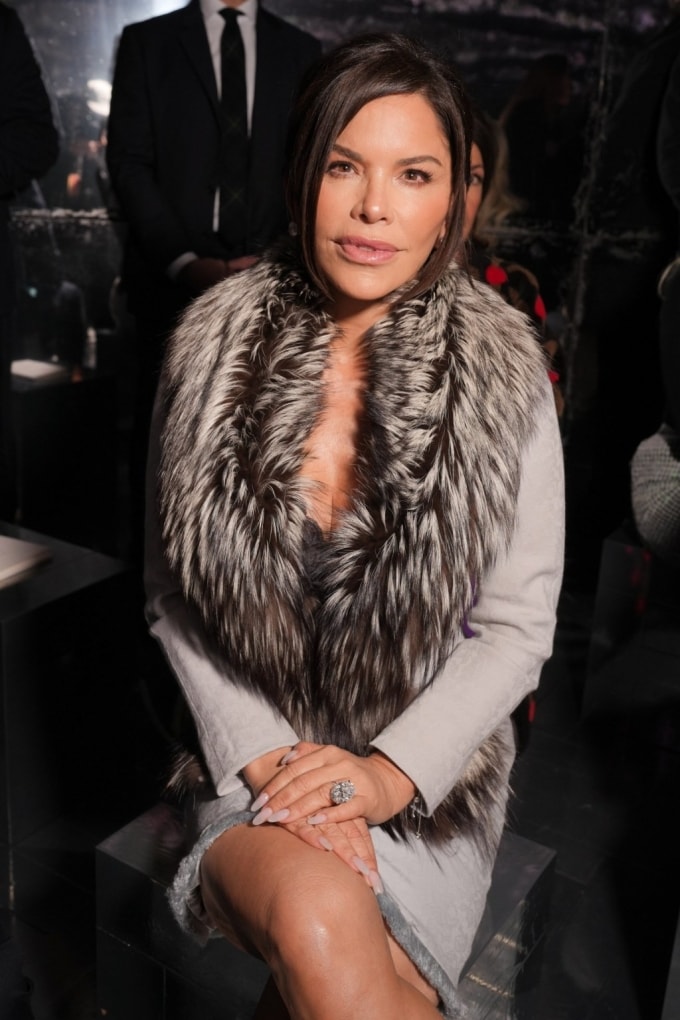 Lauren Sánchez chọn áo trang trí lông thú ngoại cỡ trên hàng ghế đầu show Dior. Ảnh: WWD