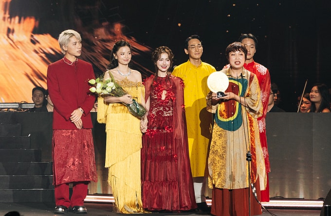 Êkíp phim Mưa đỏ chiến thắng hạng mục Tinh hoa điện ảnh. Ảnh: Ban tổ chức cung cấp