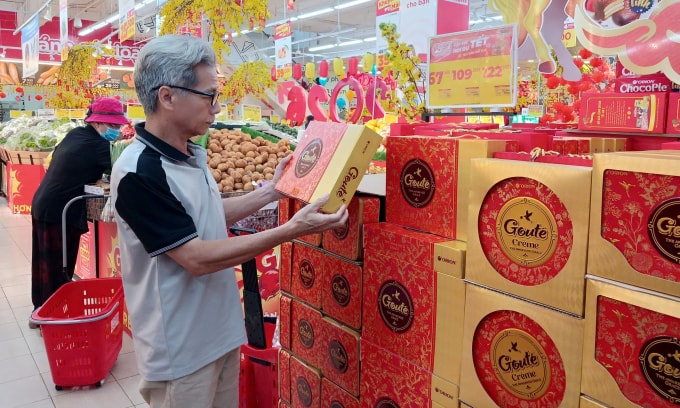 Người tiêu dùng lựa chọn hộp quà Tết tại hệ thống Go! Gò Vấp. Ảnh: Thi Hà