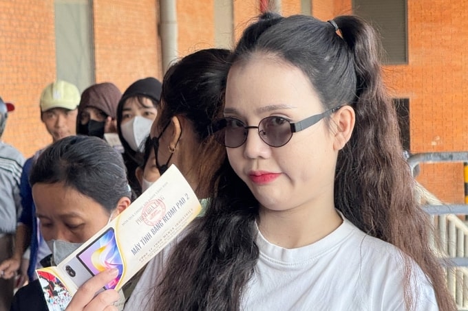 Người lao động công ty Mensa cầm phiếu quà tặng để nhận máy tính bảng. Ảnh: Thiên Thanh