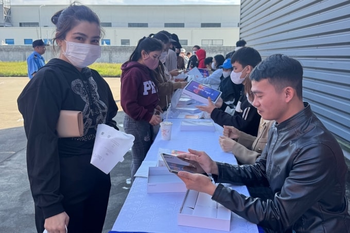 Người lao động của công ty Mensa nhận máy tính bảng. Ảnh: Thanh Thiên