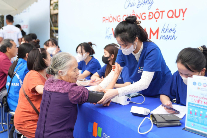 Đội ngũ y tế chăm sóc sức khỏe cho người dân. Ảnh: Long Châu