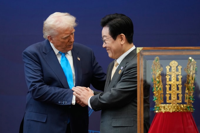 Tổng thống Mỹ Donald Trump bắt tay với Tổng thống Hàn Quốc Lee Jae Myung tại Bảo tàng Quốc gia Gyeongju ở Gyeongju, Hàn Quốc, hôm 29/10/2025. Ảnh: AP