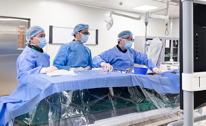 Bác sĩ Hoàn (giữa) và ekip can thiệp đặt stent cho ông Thắng. Ảnh: Bệnh viện Đa khoa Tâm Anh