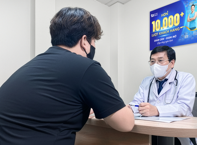 Bác sĩ Hoàng đang tư vấn cho người bệnh. Ảnh: Bệnh viện Đa khoa Tâm Anh