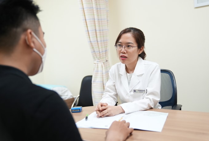 Bác sĩ Ngọc Bích tư vấn cho bệnh nhân. Ảnh minh họa: Bệnh viện Đa khoa Tâm Anh