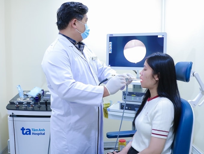 Bác sĩ Ngọc đang nội soi họng cho một người bệnh. Ảnh: Bệnh viện Đa khoa Tâm Anh