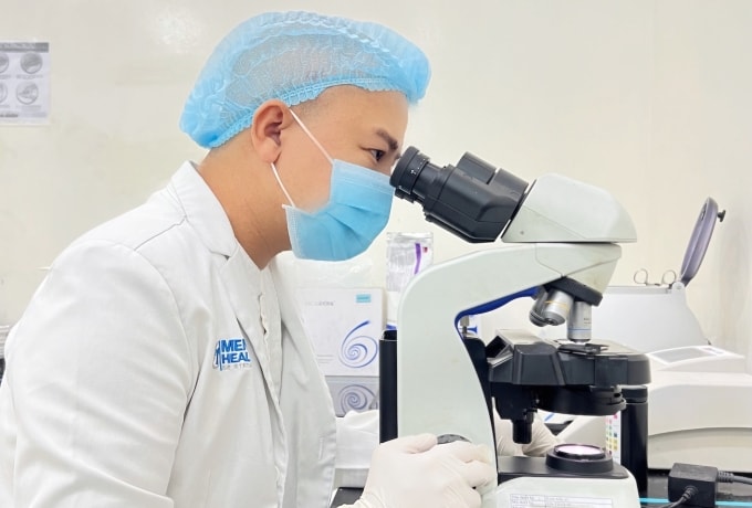 Bác sĩ kiểm tra mẫu xét nghiệm của bệnh nhân. Ảnh: Lâm Anh