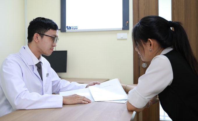 Bác sĩ Thành giải thích kết quả khám cho người bệnh. Ảnh minh họa: Phòng khám Đa khoa Tâm Anh Quận 7